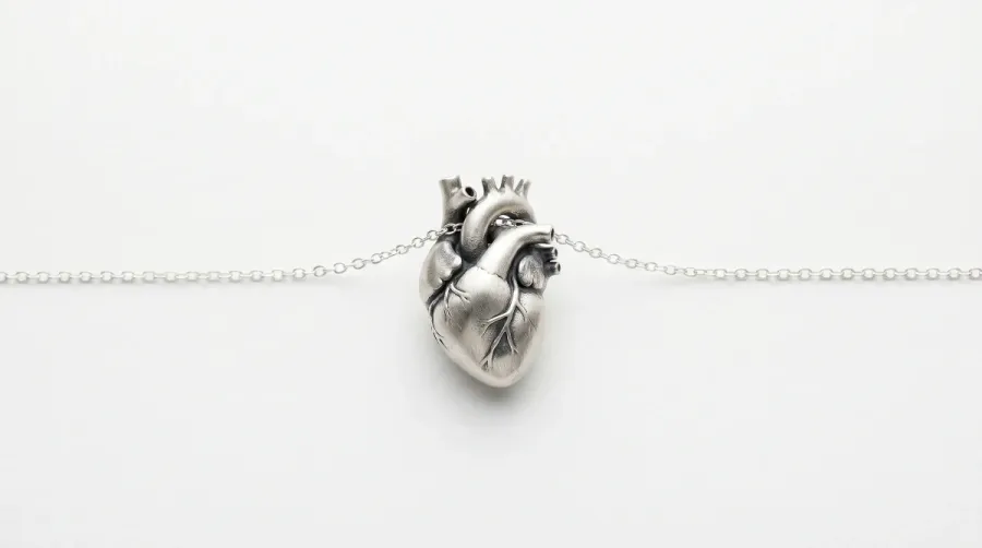El corazon anatomico en las joyas: significado, historia y estetica