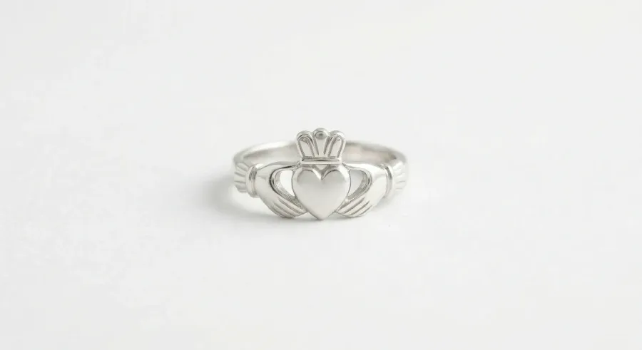 El Anillo Claddagh: Amor, Lealtad, Amistad y 400 Anos de Tradicion Irlandesa