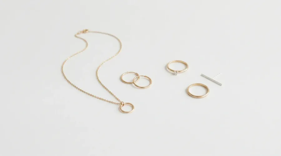 Joyeria minimalista: por que menos es exactamente lo que necesitas