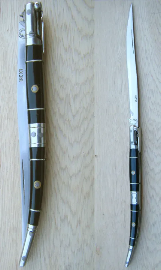 Navaja espanola abierta, hoja larga curvada y mango estrecho