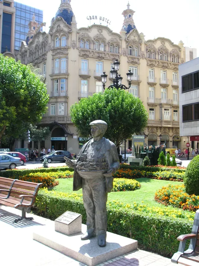 Estatua de bronce de un cuchillero vendedor de navajas en la Plaza del Altozano de Albacete