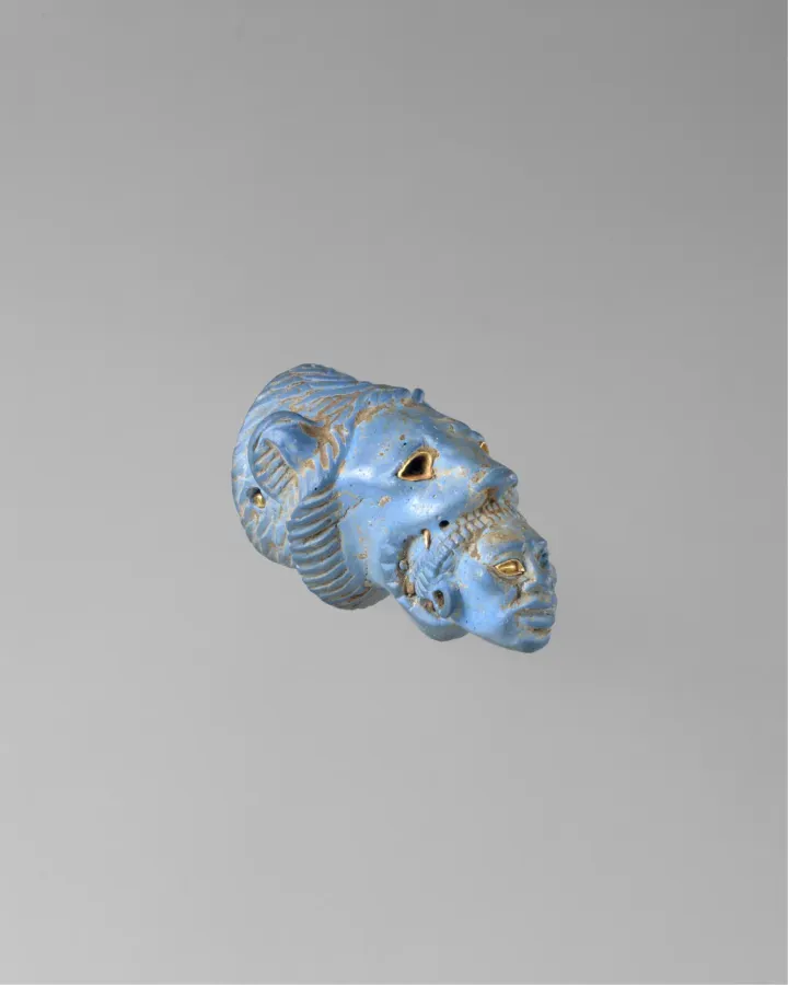 Empunadura de latigo del reinado de Ramses II en azul egipcio y oro con leon y figura sometida, Reino Nuevo