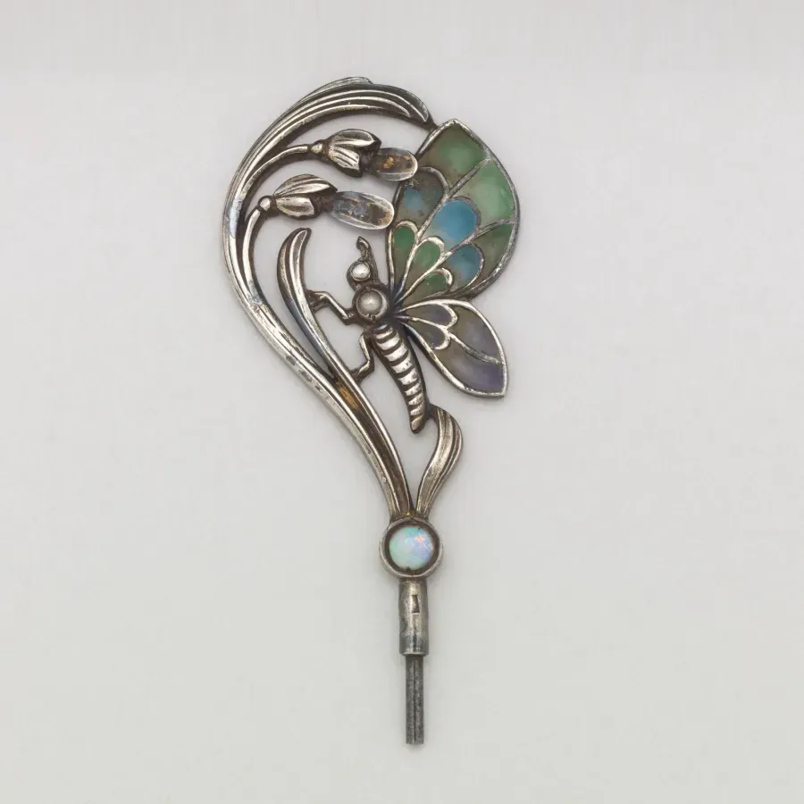 Remate de alfiler en forma de mariposa con alas de esmalte plique-a-jour y opalo, Art Nouveau, hacia 1890-1910