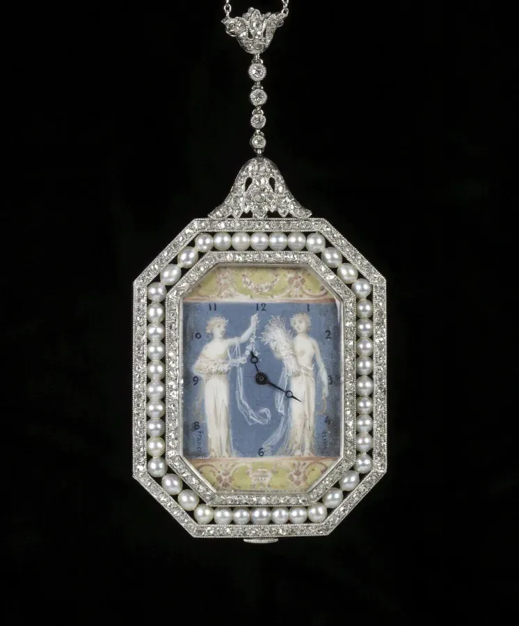 Reloj colgante de platino con diamantes en pavé y perlas semilla, miniatura de Fernand Paillet, taller Marcus and Co., inicios del siglo XX