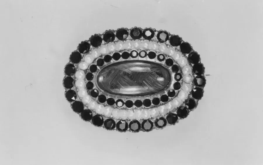 Викторианская траурная брошь из золота с жемчугом и чёрным гагатом, 1862 год