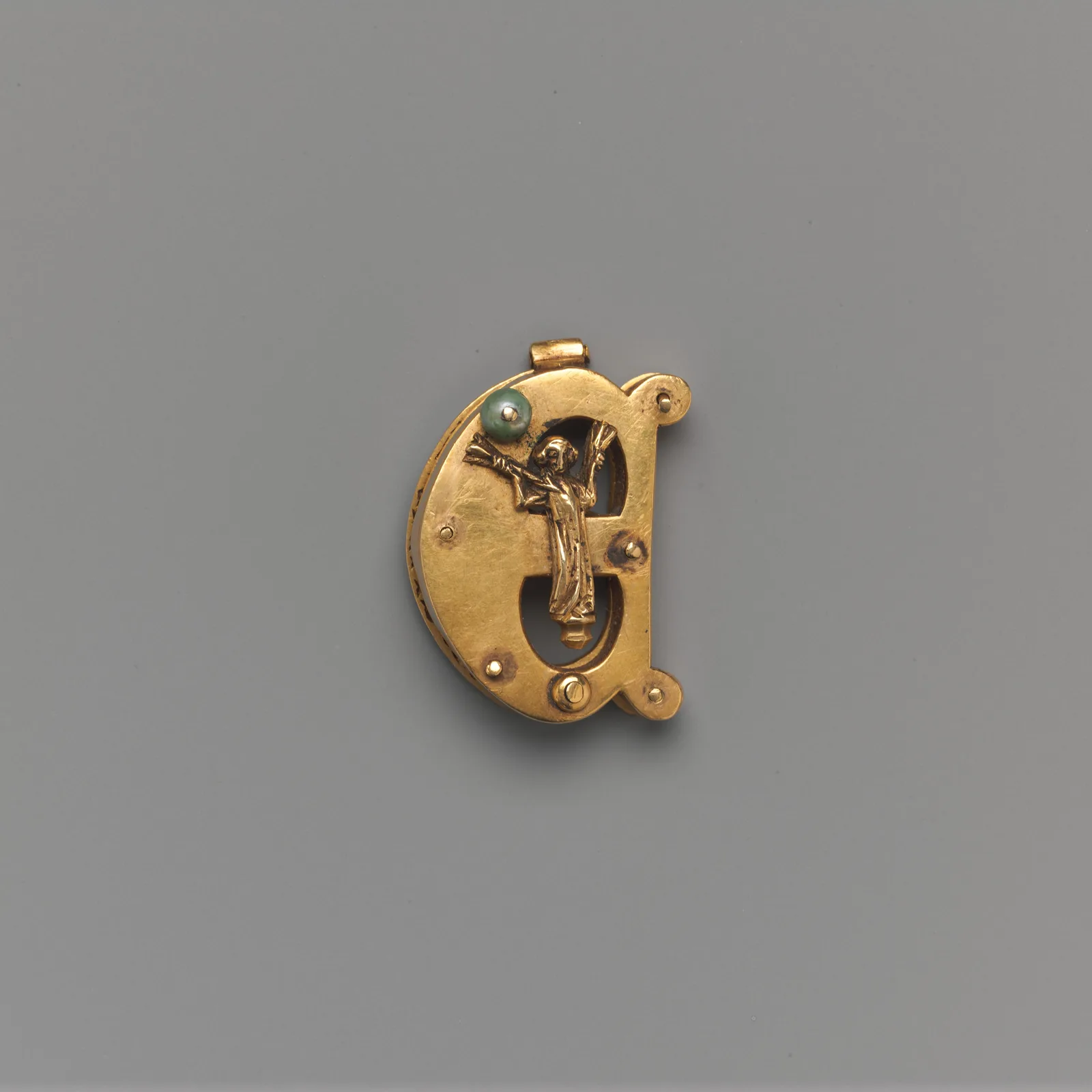 Золотая брошь в форме буквы E с фигуркой, Германия, около 1340-1360 годов