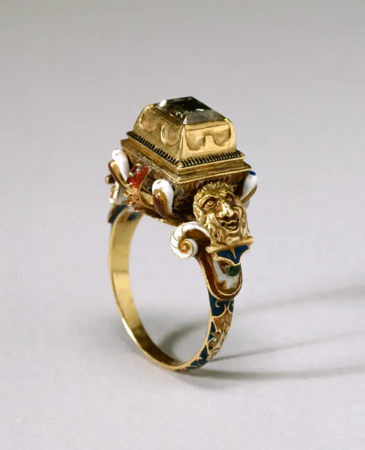 Anillo europeo del siglo XVI con diamante de talla tabla en bisel alto en caja y esmalte policromo, Walters Art Museum