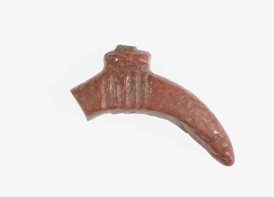 Amuleto egipcio de luna creciente en fayenza, reinado de Amenhotep III