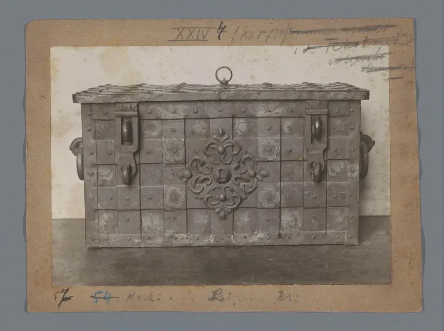 Cofre con ornamento metalico de flores de lis alrededor del bocallave, Francia, siglos XVII-XVIII