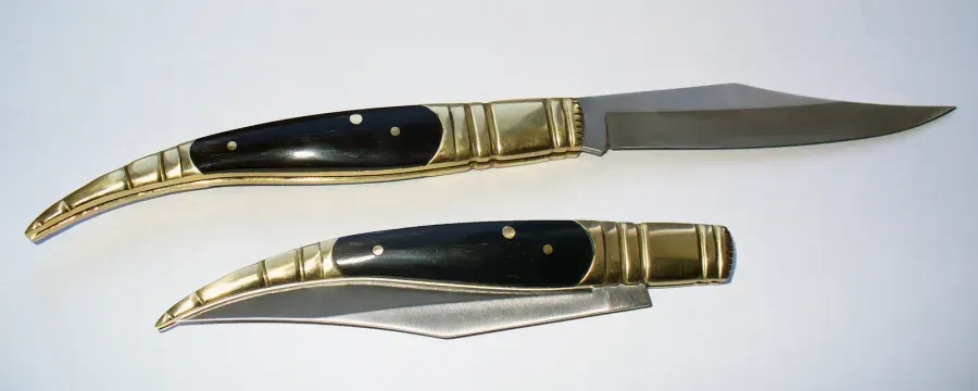 Navaja con cachas de cuerno y monturas de laton, abierta y cerrada