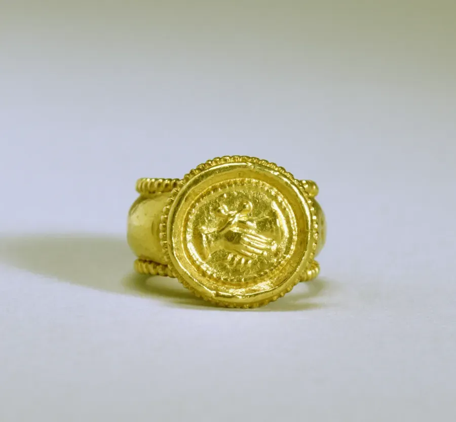 Anillo de matrimonio bizantino de oro con motivo de manos entrelazadas, siglo VI