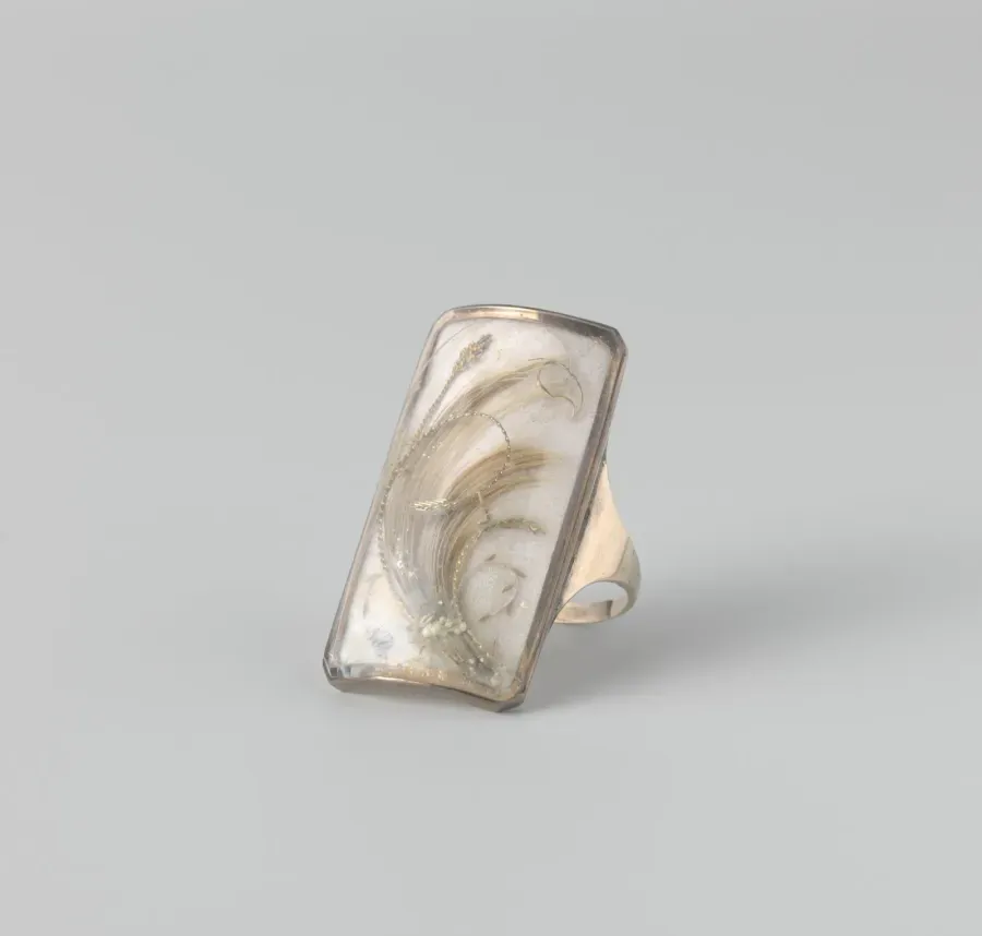 Anillo de compromiso neerlandes de mediados del siglo XIX con mechon de pelo bajo cristal
