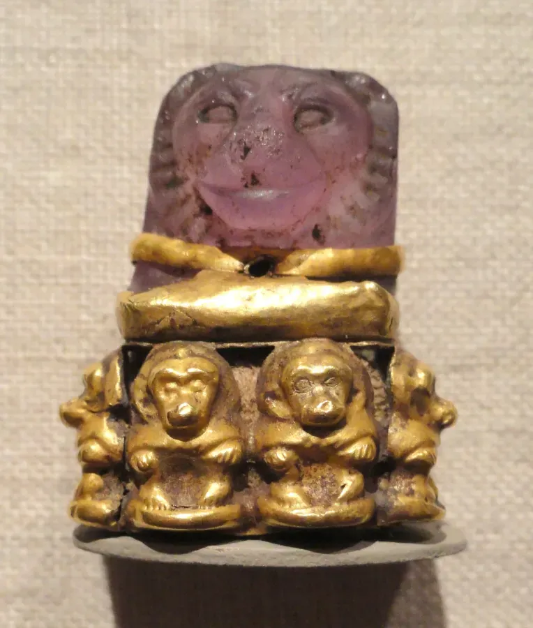 Colgante egipcio antiguo con amatista y oro, Periodo Tardio, Dinastia XXV, hacia 700 a. C., Cleveland Museum of Art