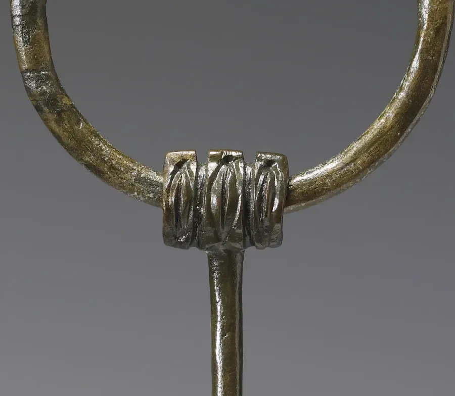 Reverso de un broche penanular irlandes del siglo VI con espirales y entrelazado