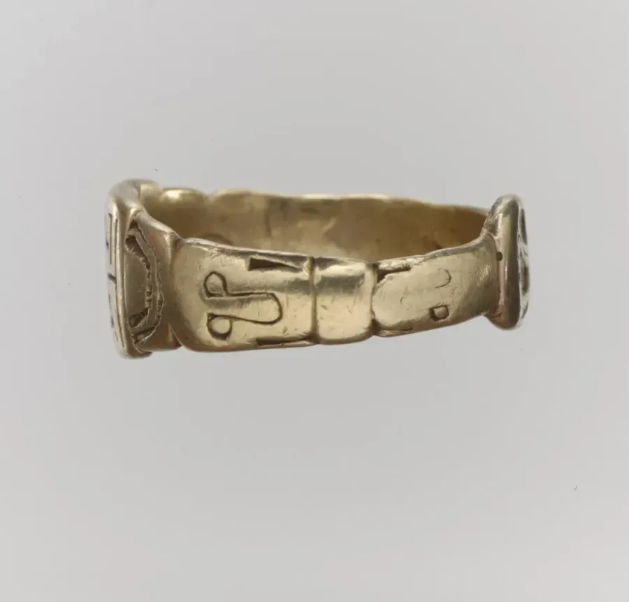 Anillo franco de oro con inscripcion cristiana grabada, finales del siglo VI a principios del VII