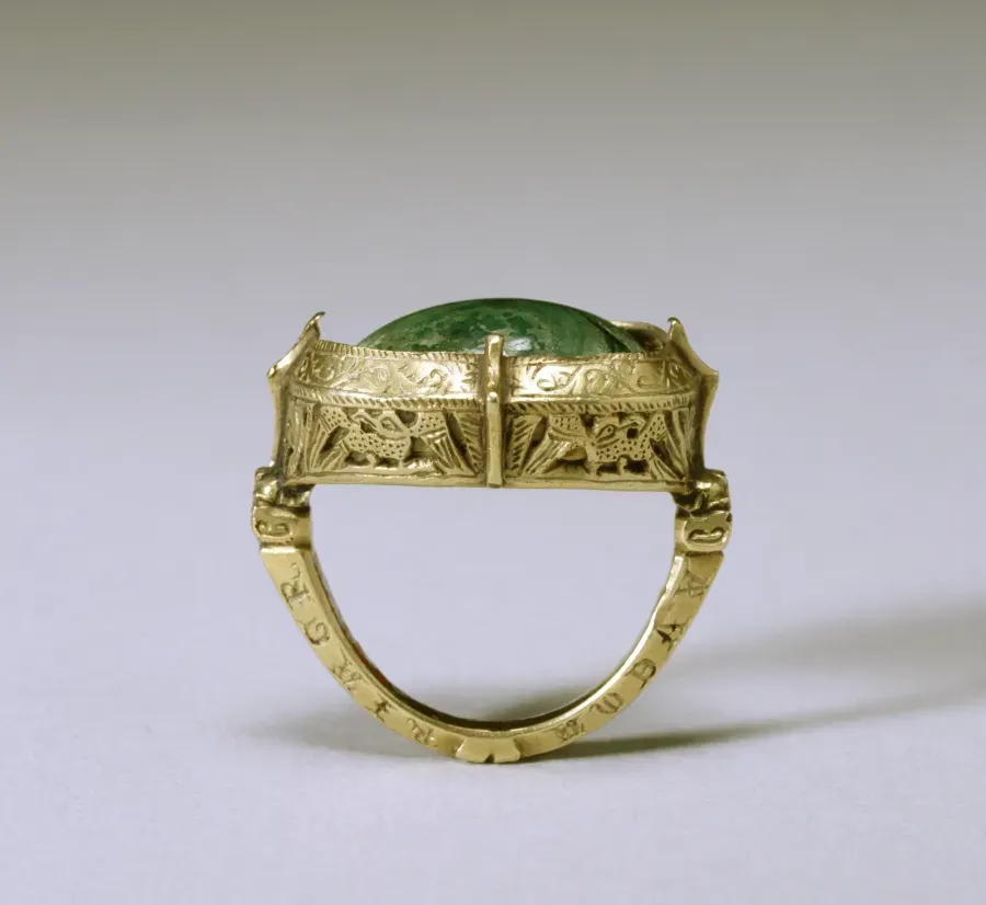 Anillo episcopal ingles del siglo XIII con malaquita en una montura masiva de oro