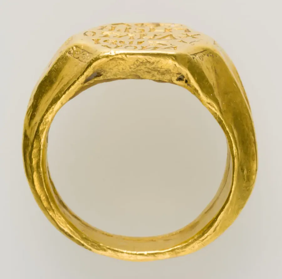 Anillo de sello bizantino en oro de Michael Zorianos con bisel grabado, hacia 1300