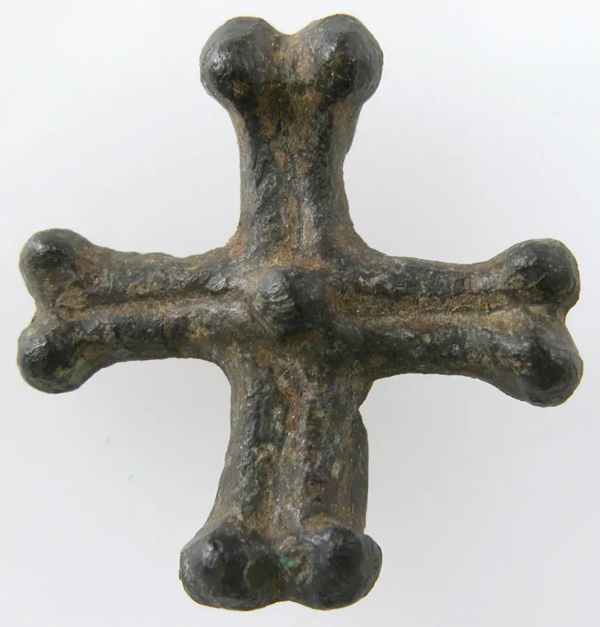 Cruz merovingia o carolingia de los siglos VIII a IX, aleacion de cobre con esmalte champleve