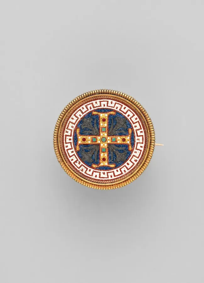 Broche de oro con una cruz griega de brazos iguales y mosaico de teselas de vidrio, taller Castellani, hacia 1860