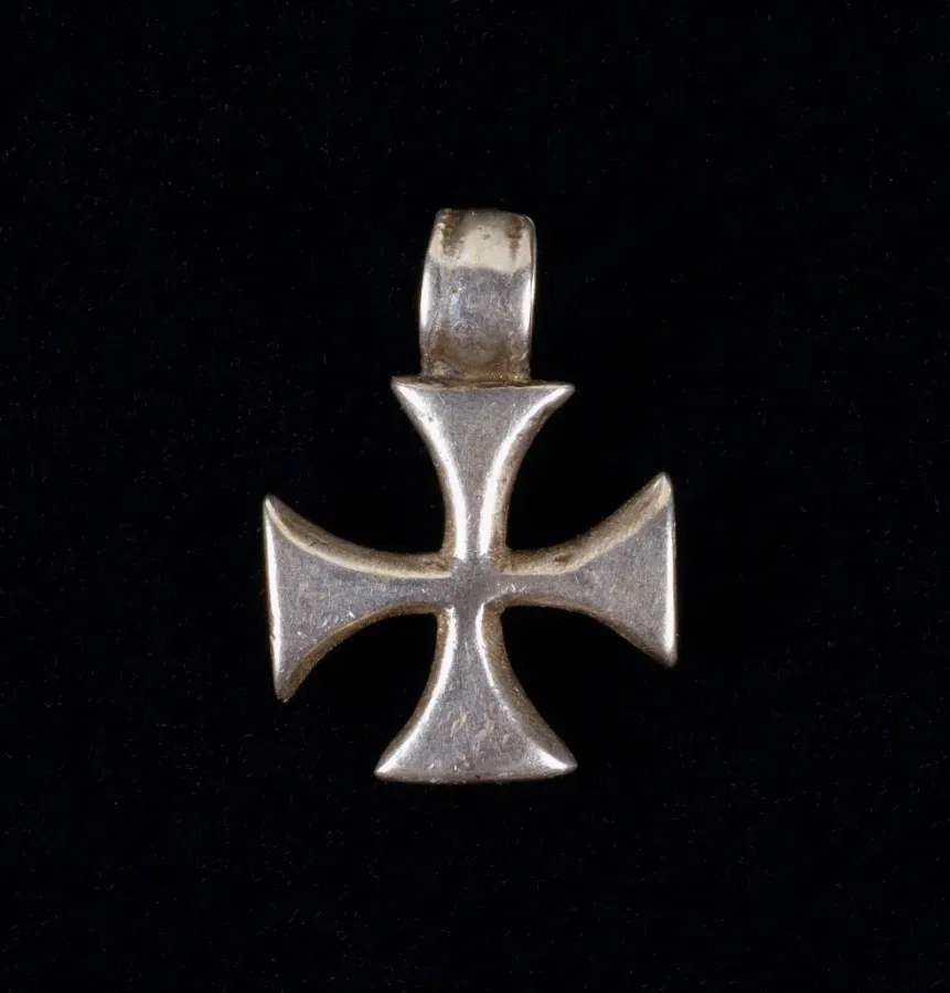 Cruz colgante etiope del siglo XIX con caracteristico ornamento geometrico calado, metal fundido