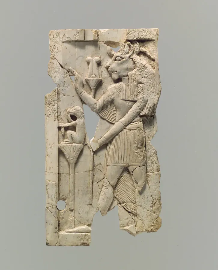 Placa asiria de marfil tallado con la diosa egipcia Sekhmet de cabeza de leona, siglos VIII-VII a. C.