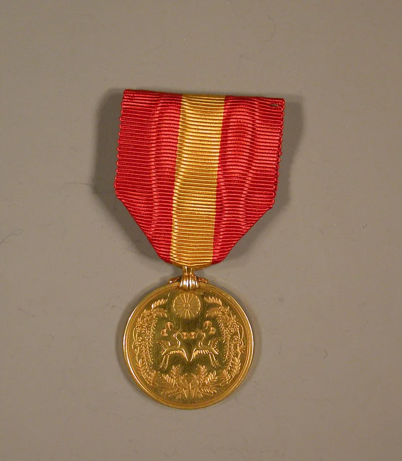 Наградная медаль как украшение: знак заслуги на груди и на шее
