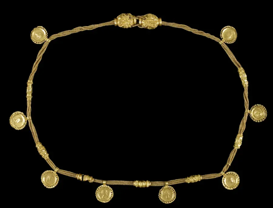 Collar romano con monedas colgantes y cuentas grabadas, principios del siglo tercero