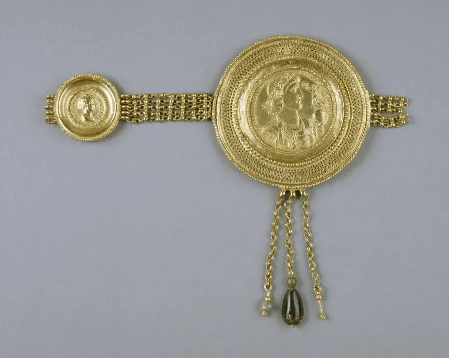 Sección de cinturón bizantino con medallones de oro de Constancio Segundo y Faustina, finales del siglo cuarto