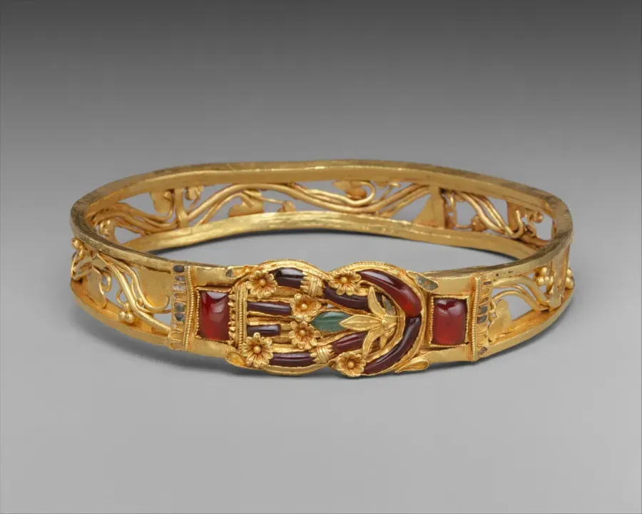 Brazalete helenistico de oro con un nudo de Heracles en el centro