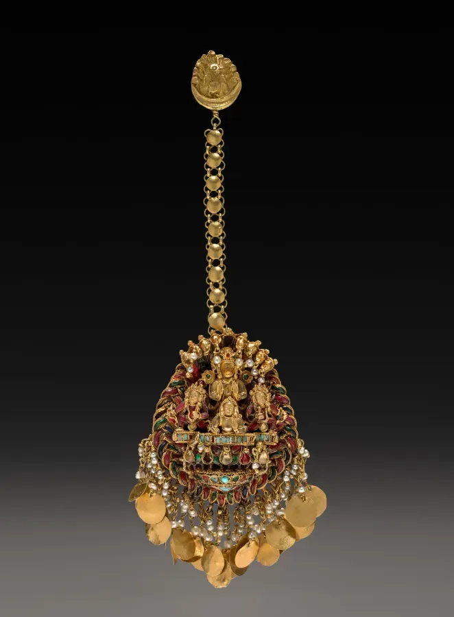 Colgante frontal nepali con el dios sol Surya en un carro, oro con esmalte y piedras, siglos XVII-XVIII