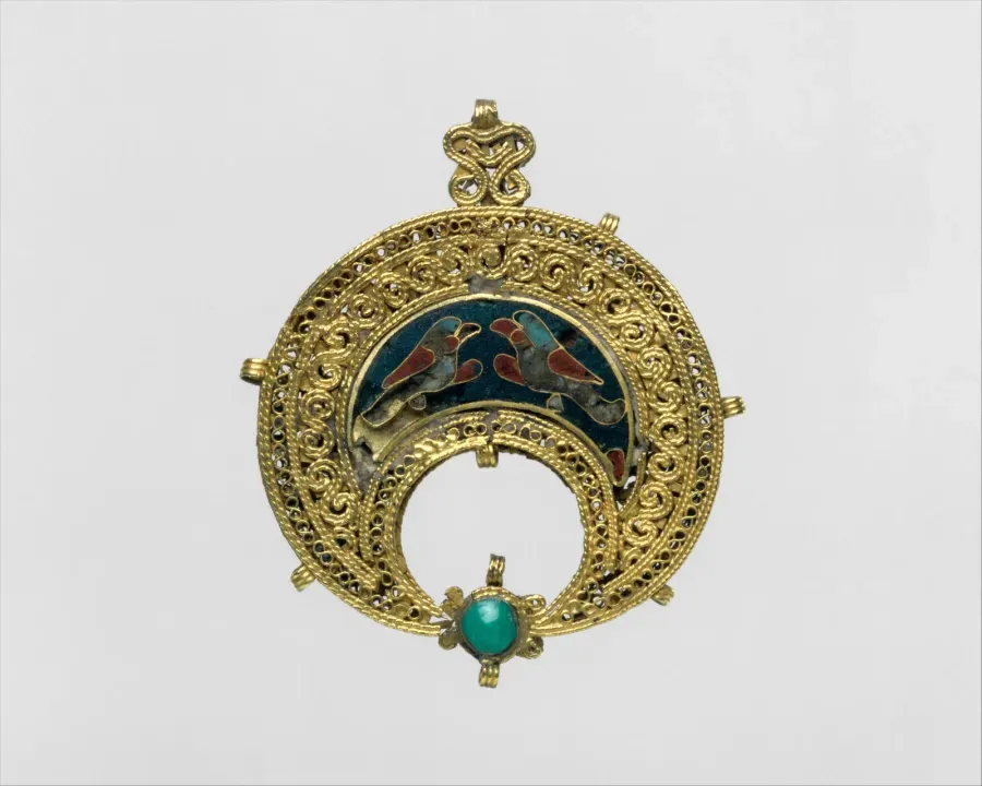 Colgante bizantino en forma de creciente en oro con esmalte cloisonne y turquesa, siglo XI
