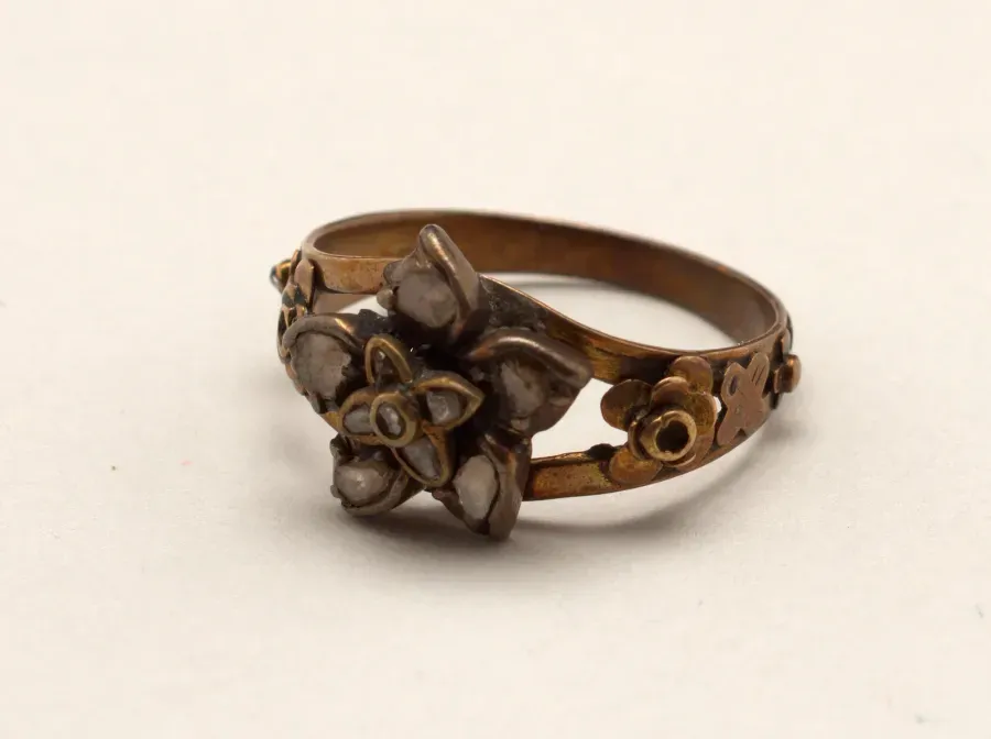 Anillo francés de oro de mediados del siglo XIX con flor de diamantes talla rosa sobre aro dividido, Cooper Hewitt