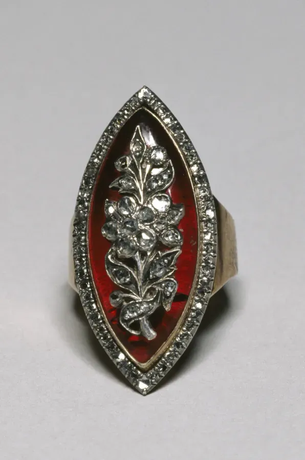 Anillo inglés de finales del siglo XVIII con bisel marquesa y chispas de diamante sobre esmalte rojo, Walters Art Museum