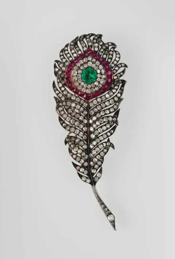 Broche con forma de pluma de pavo real con una esmeralda central de talla escalonada y diamantes antiguos, finales del siglo XIX