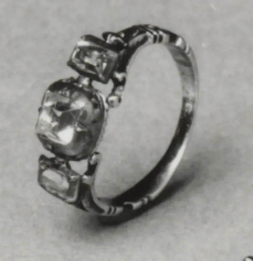 Anillo inglés de mediados del siglo XVIII con tres diamantes de talla cuadrada en un bisel acanalado