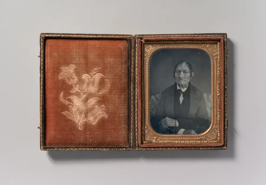 Дагеротип пожилого мужчины, сидящего со скрещёнными руками, 1850-е годы