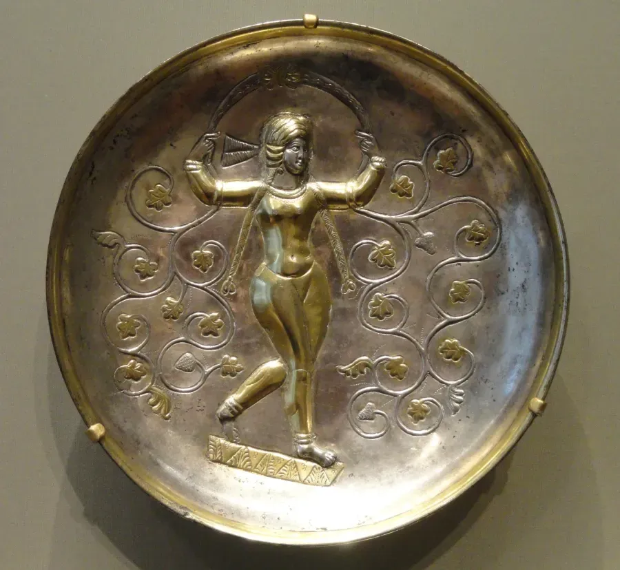 Plato sasánida de plata con dorado, figura de la diosa Anahita, 400-600 d. C.