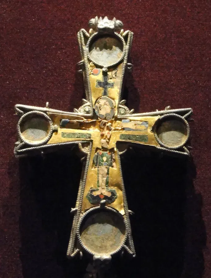 Cruz pectoral bizantina en plata dorada y oro con esmalte cloisonné, siglo X, Constantinopla
