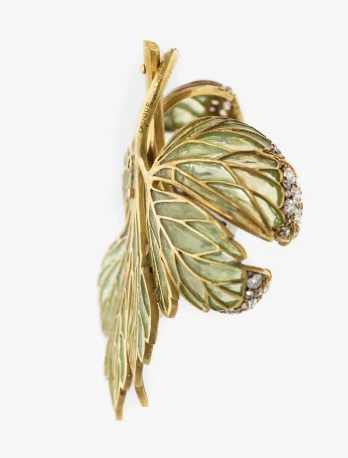 Colgante de Lalique con anemona de bosque, oro y esmalte plique-a-jour, hacia 1900