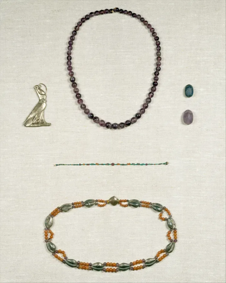 Colgante egipcio antiguo de halcon con doble corona, hacia 1850-1550 a.C.