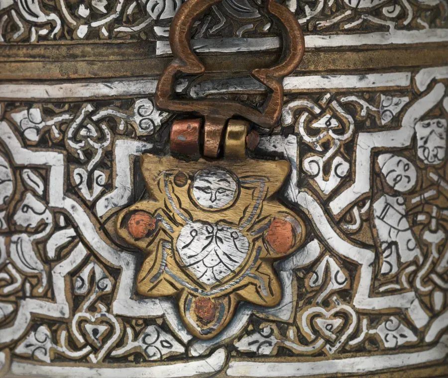 Tintero de bronce con incrustaciones de plata y oro, con los signos del zodiaco, Iran, principios del siglo XIII
