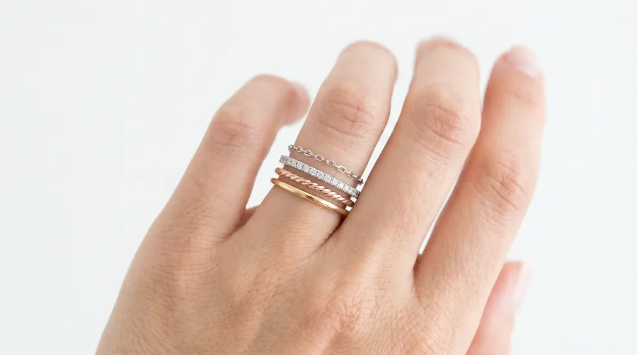 Guía de anillos apilados: cómo llevar varios anillos en un mismo dedo