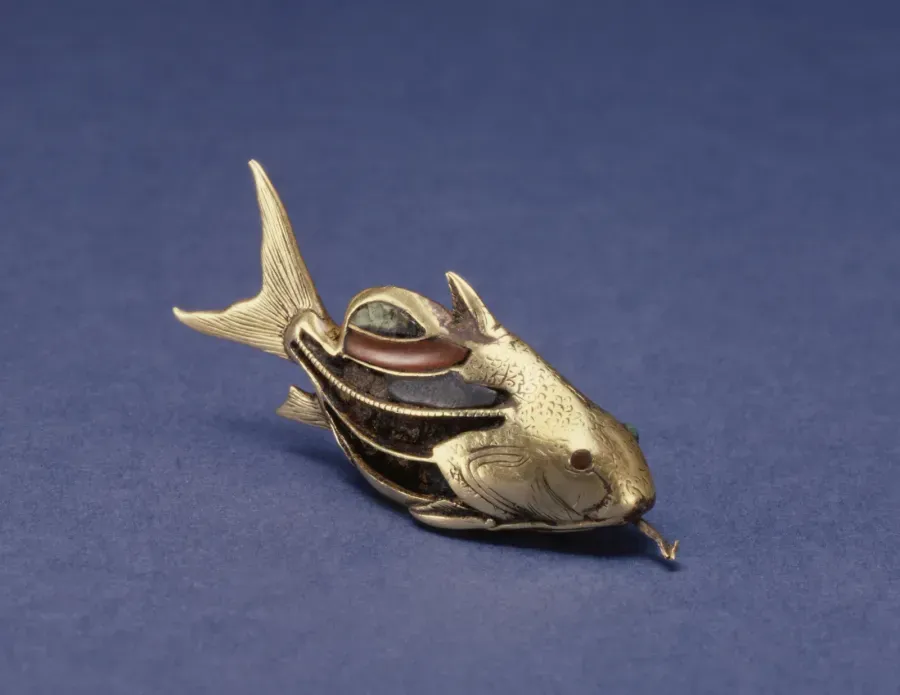 Amuleto egipcio en forma de pez tilapia, Reino Medio, hacia 1976-1783 a. C.