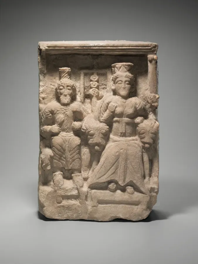 Relieve en piedra caliza con la diosa siria Atargatis y el dios Hadad procedente de Dura-Europos, hacia 100-256