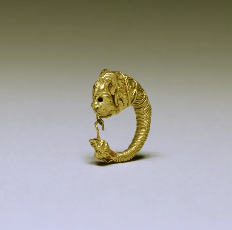 Pendiente de aro de oro griego con cabeza de leon, siglo IV a.C.