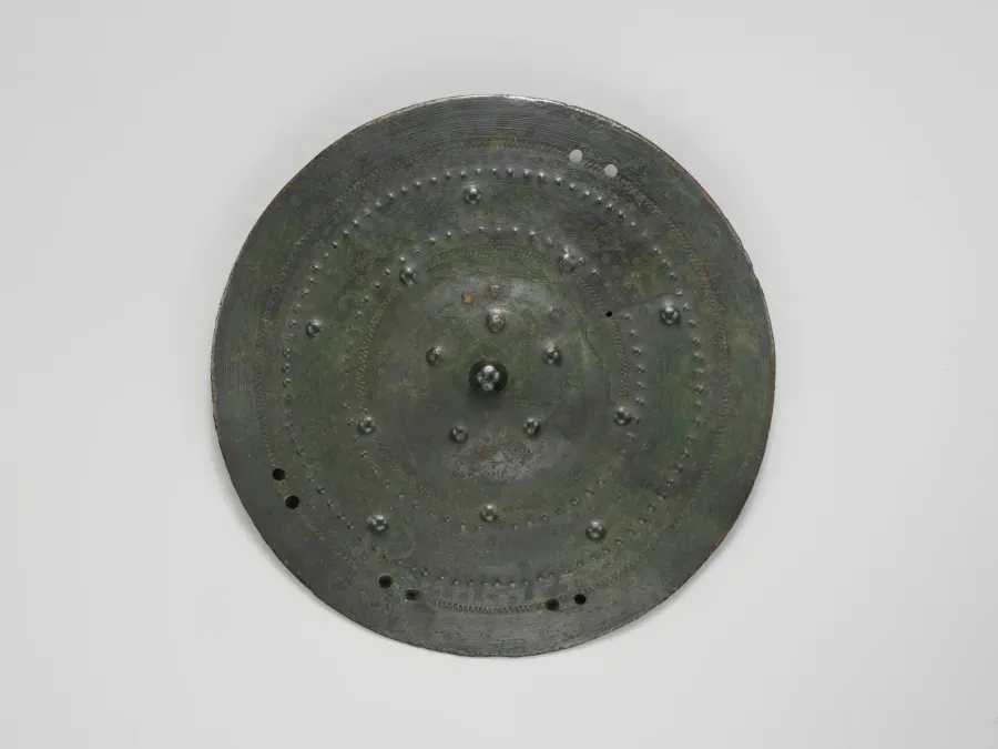 Umbo de escudo de bronce, obra itálica del siglo VII a. C., Metropolitan Museum