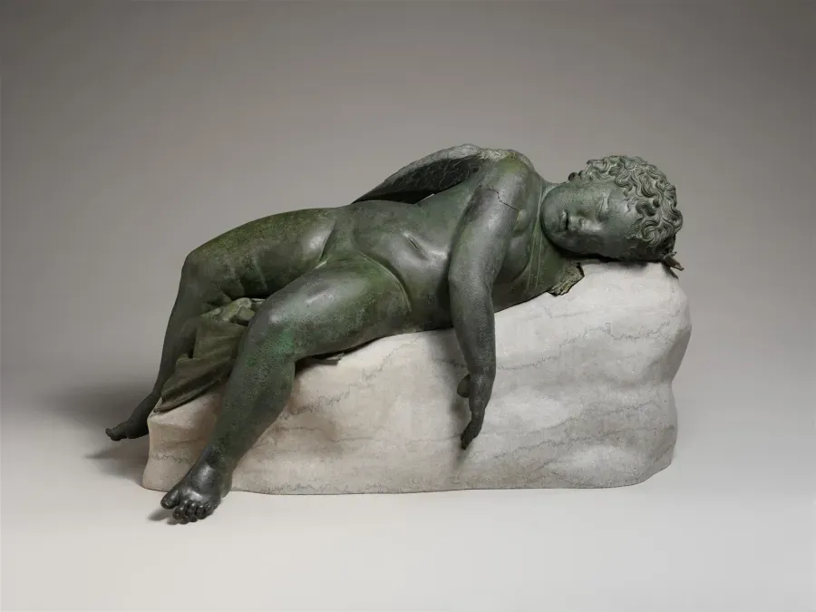 Estatua helenística de bronce de Eros dormido, siglos III-II a. C., colección del Met Museum