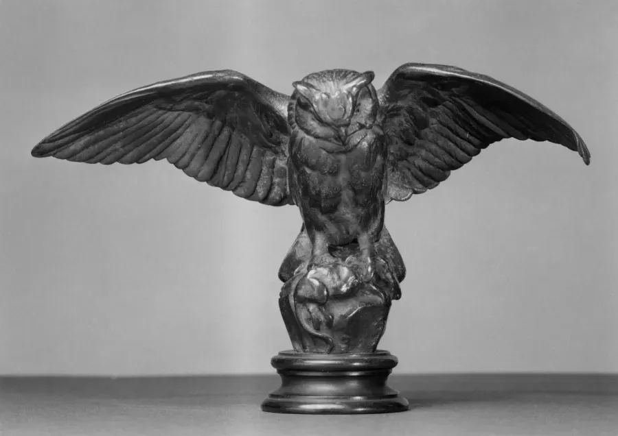 Estatuilla de bronce de un buho con un raton, por Antoine-Louis Barye, alrededor de 1820 - 1875