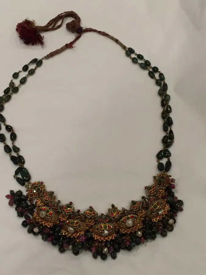 Collar ceremonial, siglos XVIII-XIX, oro con esmeraldas, espinelas y perlas