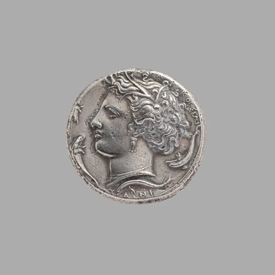 Decadracma de plata de Siracusa con simbolo de tres piernas, hacia 400 a.C.